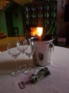 uma mesa com dois copos de vinho e um par de algemas em "Grzesiówka" em Czarnożyły