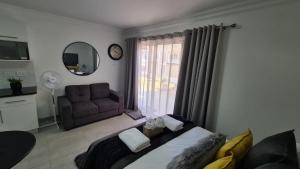 杰米斯顿Marielitsa Guest Suite No 5的带床和沙发的客厅