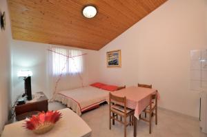Schlafzimmer mit einem Bett und einem Tisch in der Unterkunft Apartments Pula in Pula