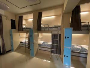 Katil dua tingkat atau katil-katil dua tingkat dalam bilik di 尼莫日記民宿