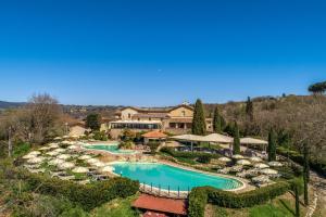 Bazén v ubytování Abbazia Collemedio Resort & Spa nebo v jeho okolí