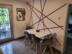 a dining room with a table and four chairs at Ferienwohnung Saturn in Mülheim an der Ruhr