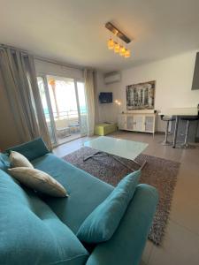 Телевизор и/или развлекательный центр в Fully equipped beachfront studio in the heart of the city center bd Leclerc