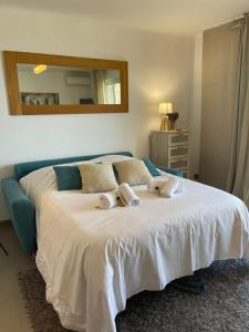 Кровать или кровати в номере Fully equipped beachfront studio in the heart of the city center bd Leclerc +12 фотографий