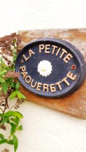 ein Schild, auf dem steht, dass ein kleines Haus auf einem Schneidebrett sitzt in der Unterkunft Le Petit Hameau in Boffles