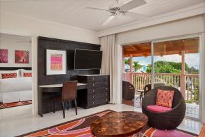 Posezení v ubytování Crystal Cove, Barbados, A Tribute Portfolio All-Inclusive Resort
