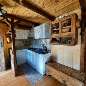 Kitchen o kitchenette sa Baita Autentica - Your Mountain Holiday