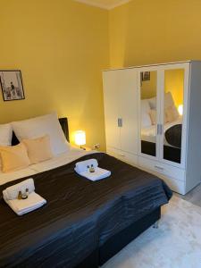 1 dormitorio con 1 cama grande y 2 toallas. en Zentral 72qm Style Küche Boxspringbett 1 Parkplatz, en Osnabrück