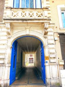 einen Eingang zu einem Gebäude mit einer blauen Tür in der Unterkunft Le OSLO, à 50m de la gare TV connecté+Fibre in Poitiers