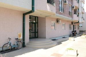 a bike parked in front of a building at Studio Apartman Dunja in Jagodina