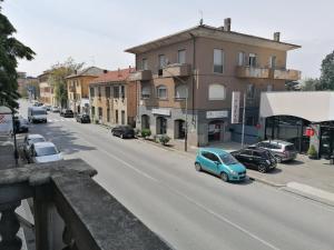 Niebieski samochód zaparkowany po stronie ulicy w obiekcie Casa Sofia w mieście Novi Ligure