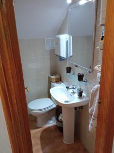 ein Badezimmer mit einem WC, einem Waschbecken und einem Spiegel in der Unterkunft Casa Paula in Los Gallardos