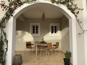 an archway in a dining room with a table and chairs at Villa Clelia in Vasilikos