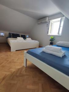 Posteľ alebo postele v izbe v ubytovaní STONE HOUSE Lovric