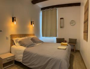 um quarto com uma cama grande e uma janela em LA MAISON DU PORT em Plérin