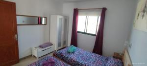 コラレホにあるDunes apartment to relax wifiのベッドルーム(ベッド1台、窓付)
