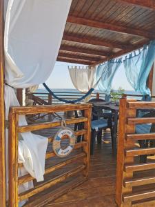 uma sala de jantar com uma mesa e vista para o oceano em Adriatik Escape em Privlaka