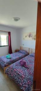 コラレホにあるDunes apartment to relax wifiのベッドルーム1室(ベッド2台、タオル付)