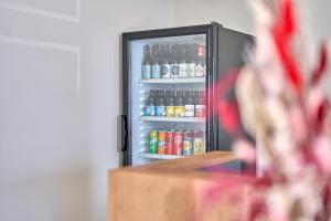 un frigorifero pieno di bevande di B&B Abdeshof a Middelkerke