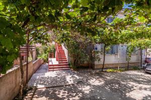 une maison avec un escalier dans une cour arborée dans l'établissement Lara&Dan apartments, à Zadar