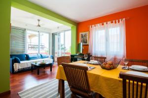 A seating area at Lara&Dan apartments