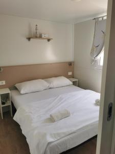 uma grande cama branca num quarto em Adriatik Escape em Privlaka
