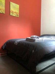 Posto letto in camera con parete rossa. di Central Perk Apartments-Antwerp ad Anversa