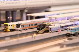 笛吹市にある鉄道ゲストハウス鐡ノ家の線路上の鉄道玩具駅模型