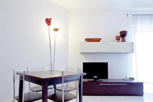 uma sala de jantar com uma mesa e uma televisão em Home40 em San Salvo