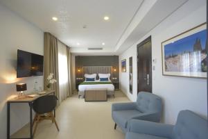 TV a/nebo společenská místnost v ubytování MAIA HOTEL SUITES