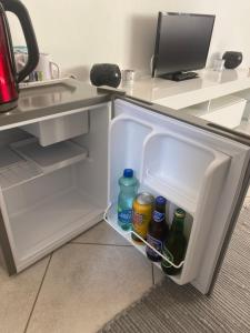 - un réfrigérateur ouvert avec des boissons dans l'établissement Gästezimmer Sophie, à Knittelfeld