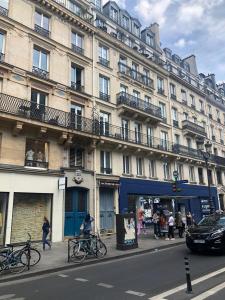 un grande edificio con biciclette parcheggiate di fronte di PARIS SWEET DREAM a Parigi