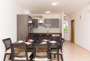 a kitchen and dining room with a table and chairs at Apartments Barbara Sutivan in Sutivan