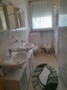 Kúpeľňa v ubytovaní Croatia Zadar Borik big Family Apartment with garden view Number 6