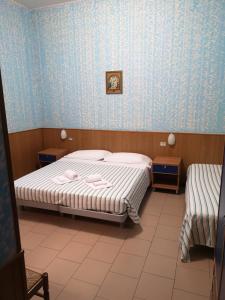 - une chambre avec un lit et un mur bleu dans l'établissement Locanda del Pellegrino, à Roncobillaccio