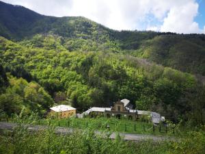 une maison au milieu d'une montagne dans l'établissement Locanda del Pellegrino, à Roncobillaccio