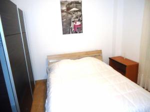 Un dormitorio con una cama y un cuadro en la pared. en Edison bungalow LEK, en Peñíscola 28 fotos más