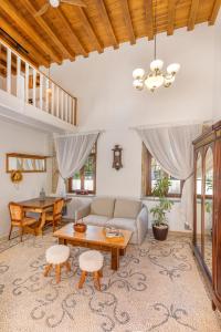 Sala Historical Luxury Suites في بلدة رودس: غرفة معيشة مع أريكة وطاولة