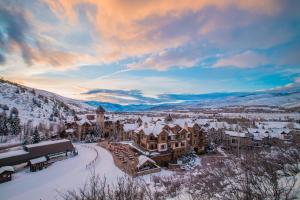 una vista aérea de un complejo en la nieve en E1 Village Townhouse en Edwards