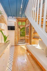 een woonkamer met een trap en een trap bij Sala Historical Luxury Suites in Rhodos-stad