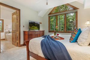 EdwardsにあるE1 Village Townhouseのベッドルーム1室(ベッド1台、窓、バスタブ付) +41枚の写真