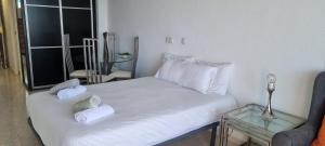 ein weißes Bett mit zwei Kissen auf einem Zimmer in der Unterkunft Rosa de los Vientos in Málaga