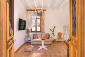 un soggiorno con divano e tavolo di Sala Historical Luxury Suites a Città di Rodi