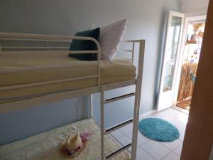 Photo de la galerie de l'établissement Coquet T2 climatisé, véranda vue mer, Le Caounil, St Pierre la Mer, à Saint Pierre La Mer