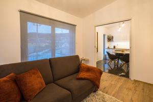 a living room with a couch and a kitchen at EPL Luxury in Eplény