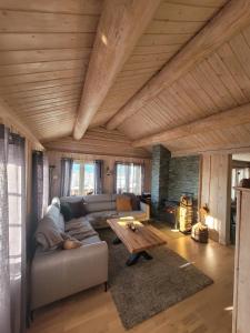 トリシルにあるReveEnka - cabin in Trysil with Jacuzzi for rentのリビングルーム(ソファ、テーブル付)