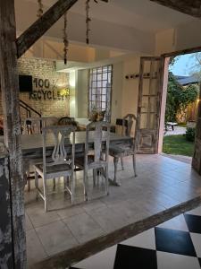 a dining room with a table and chairs at Alas in Roldán
