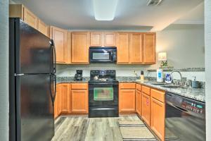 Kuchyň nebo kuchyňský kout v ubytování Downtown Pigeon Forge Condo with Pool Access!