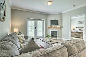 Posezení v ubytování Downtown Pigeon Forge Condo with Pool Access!