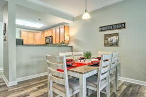 Kuchyň nebo kuchyňský kout v ubytování Downtown Pigeon Forge Condo with Pool Access!